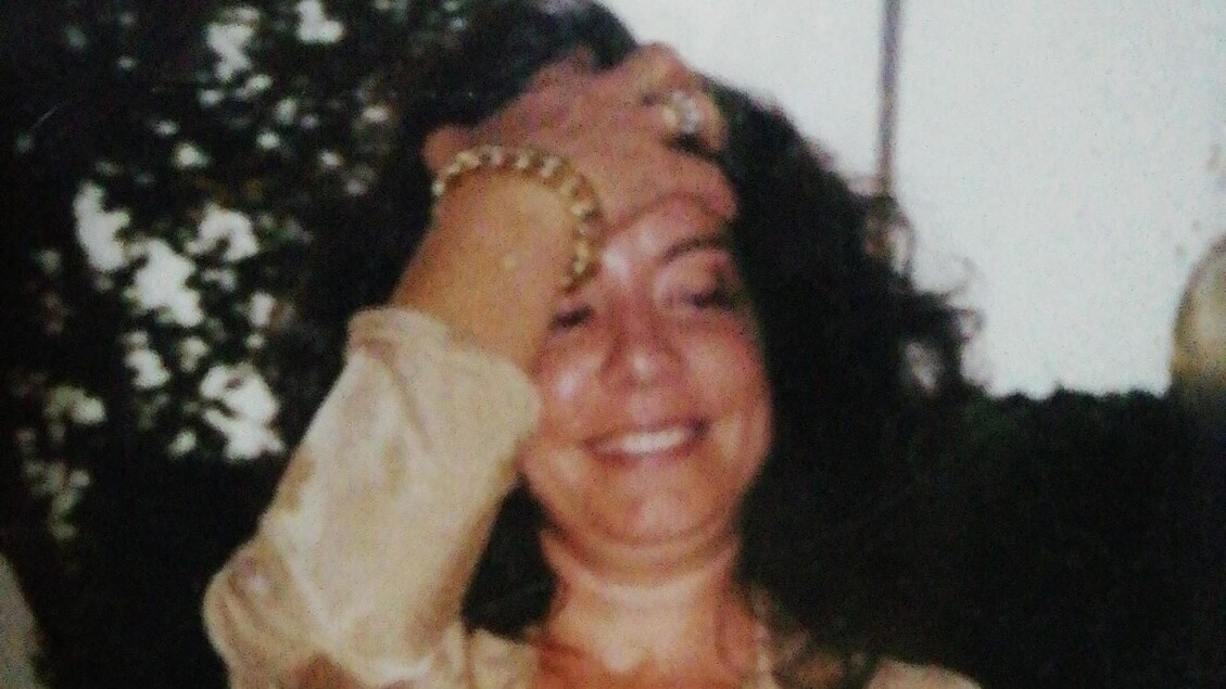 Donna rinvenuta senza vita in un villino a Fregene, 15 coltellate la causa. Sotto indagine la compagna del figlio.