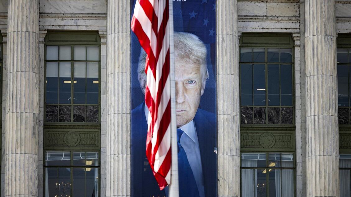 La Corte Suprema degli Stati Uniti sospende l’applicazione della legge di guerra per i migranti, Trump reagisce con indignazione