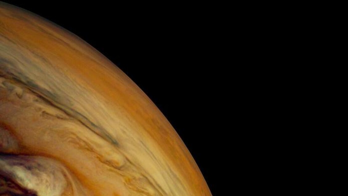 Su Giove si verificano intense precipitazioni di ghiaccio d’acqua e ammoniaca