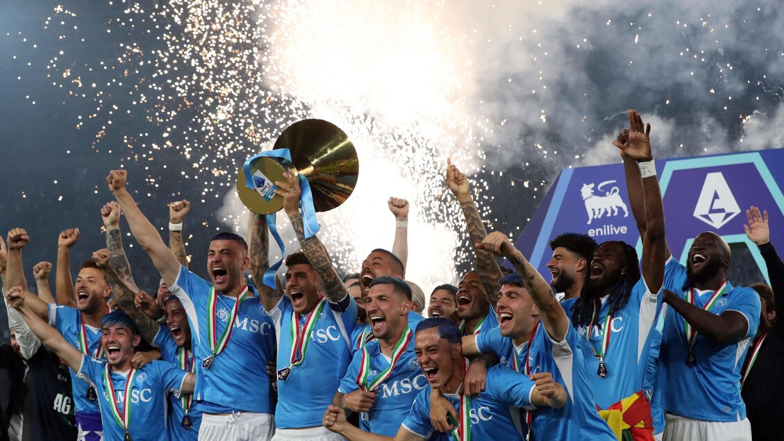 Festa a Napoli: i calciatori scendono in campo con i capelli azzurri