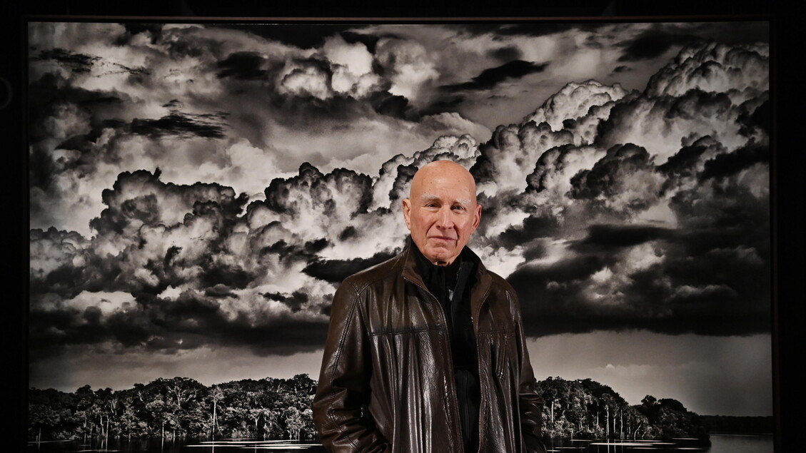 È scomparso Sebastião Salgado, il fotografo che ha catturato l’anima della Terra