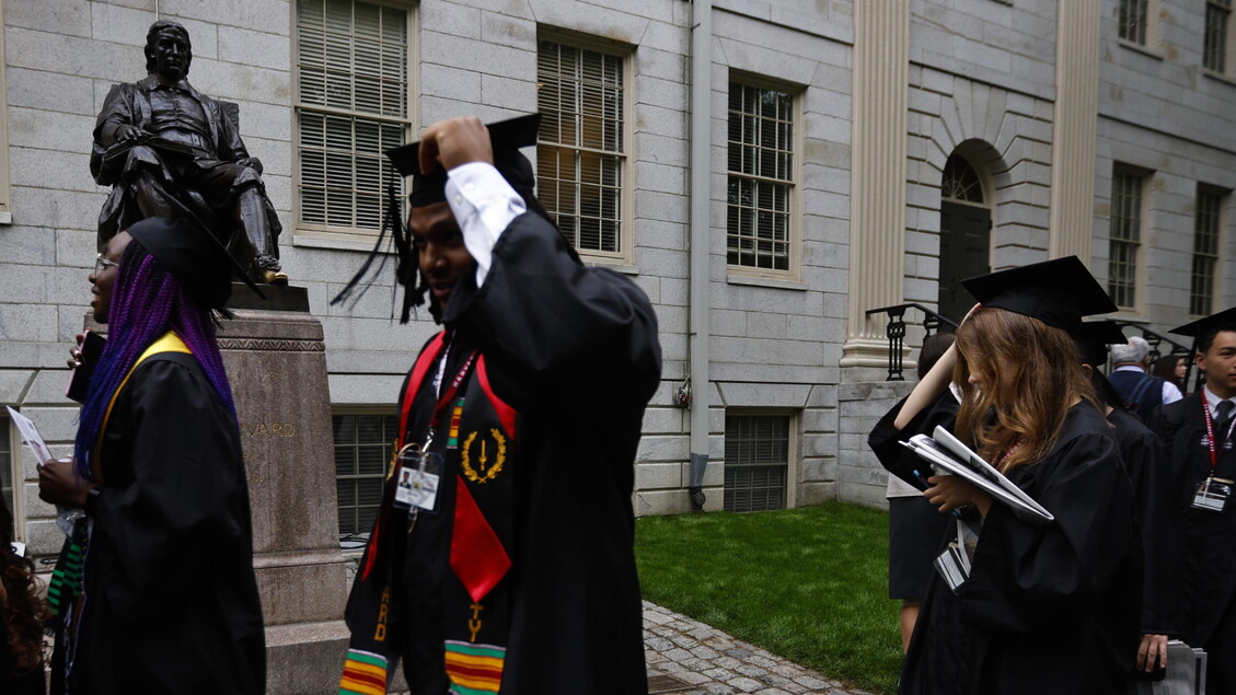 Trump impone divieti sui visti per studenti internazionali ad Harvard