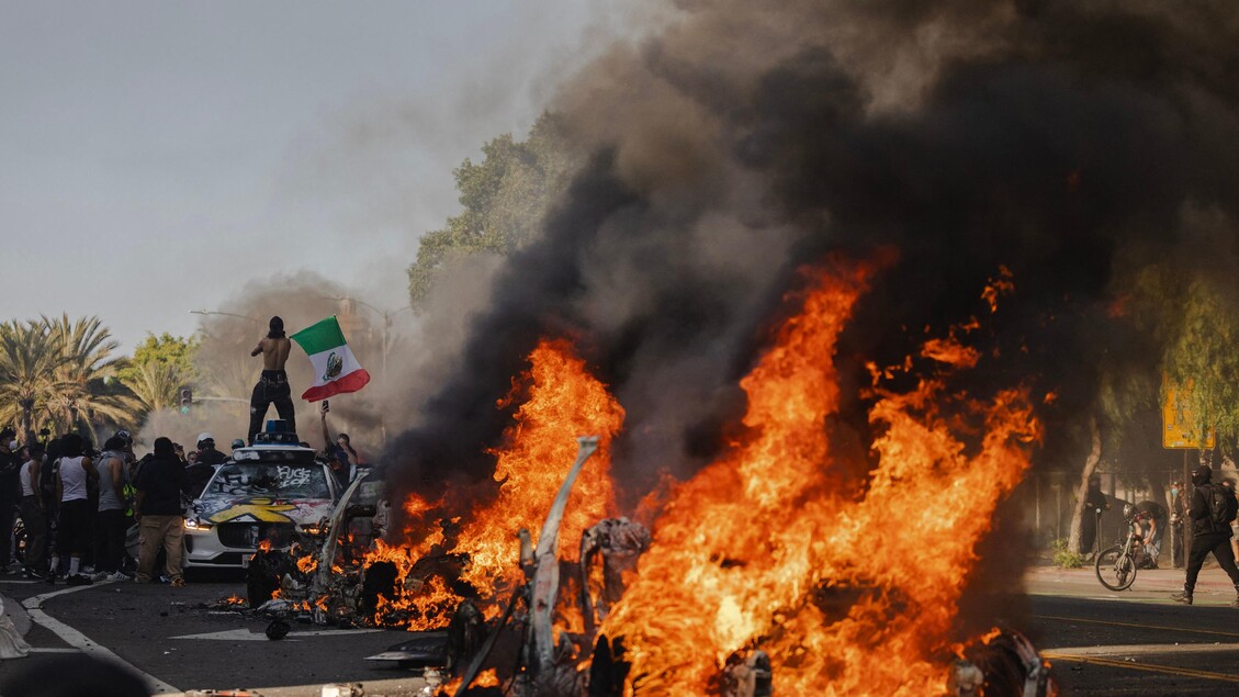 Trump dispiega ulteriori soldati a Los Angeles, scoppiano tensioni con la polizia