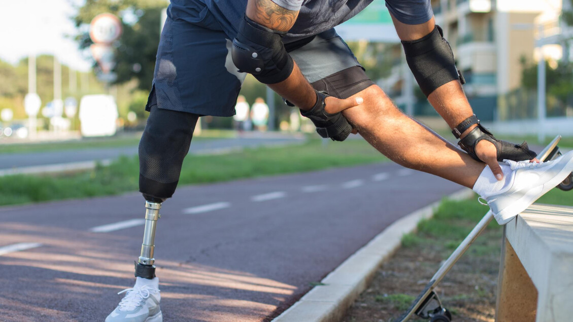 Il primo ginocchio bionico integrato segna un passo verso le protesi avanzate del futuro