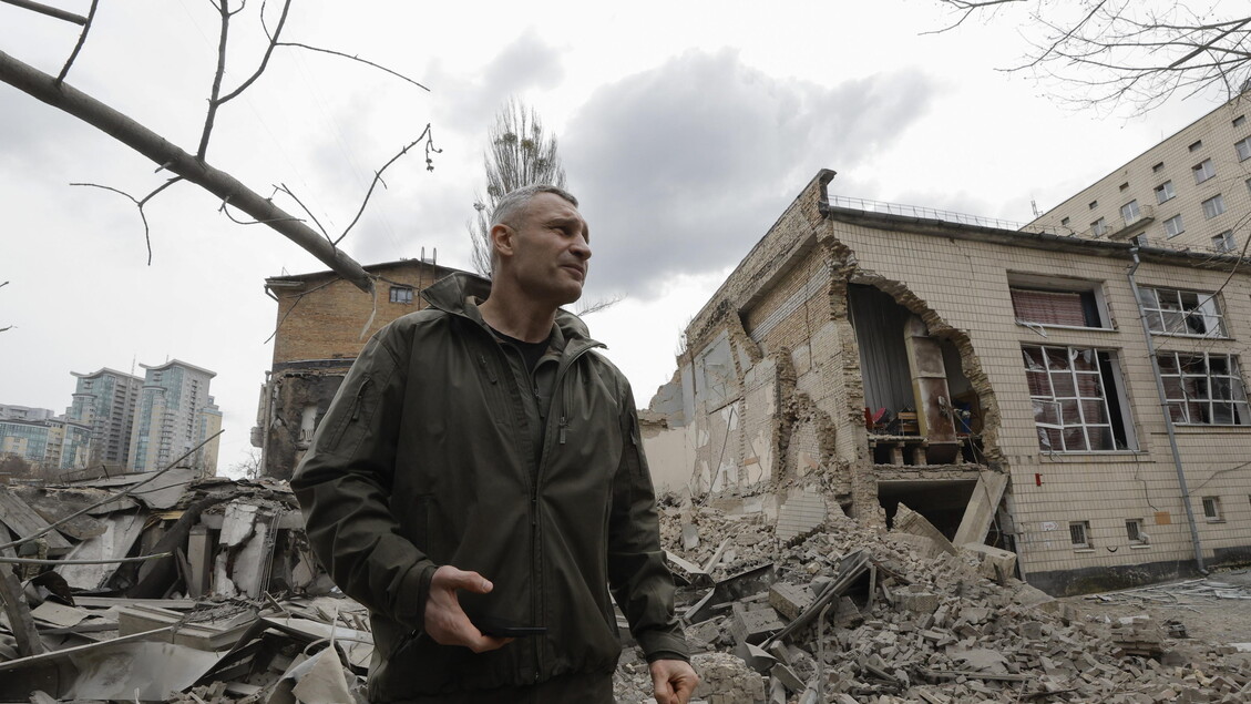 Kiev, colpito un edificio residenziale: proseguono le ricerche tra le macerie