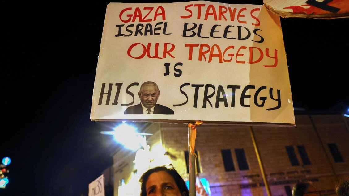 Manifestanti danno fuoco ai cassonetti nei pressi dell’abitazione di Netanyahu