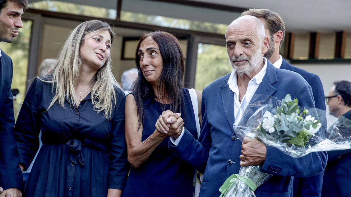 L’ultimo saluto a Emilio Fede durante la sua ‘ultima diretta’ televisiva