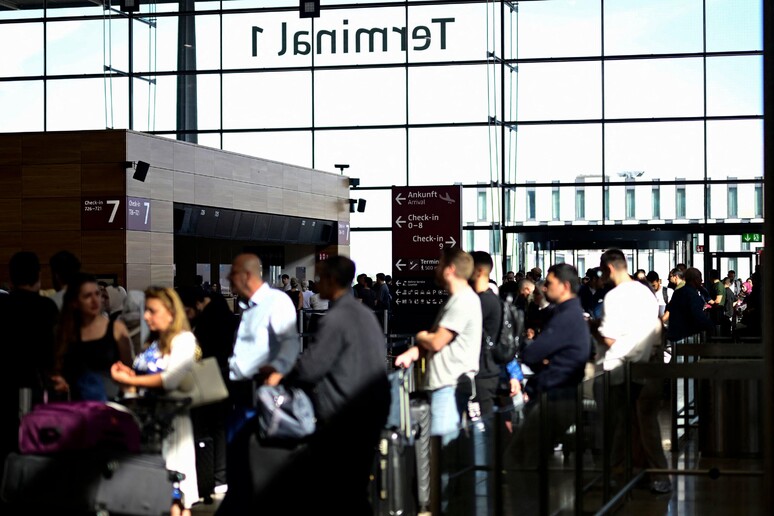 Disagi persistenti all’aeroporto di Bruxelles: 44 voli cancellati su 257