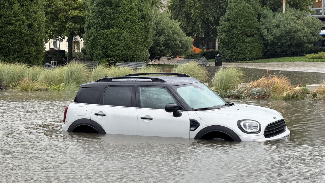 Frane nel Comasco a causa del maltempo: la città è allagata