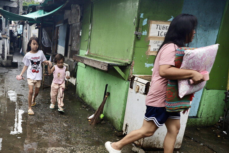 Maltempo devasta le Filippine, oltre 400.000 persone evacuate dalle zone colpite