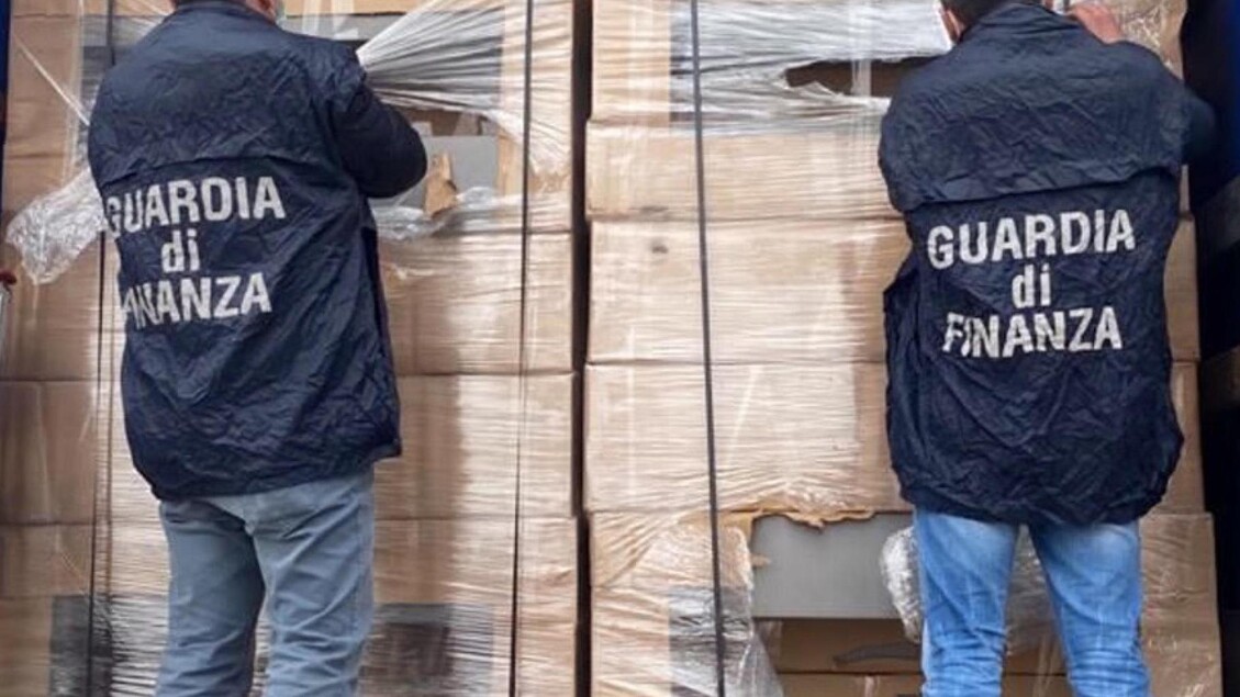 Scoperta una vasta fabbrica clandestina di sigarette in un bunker sotterraneo