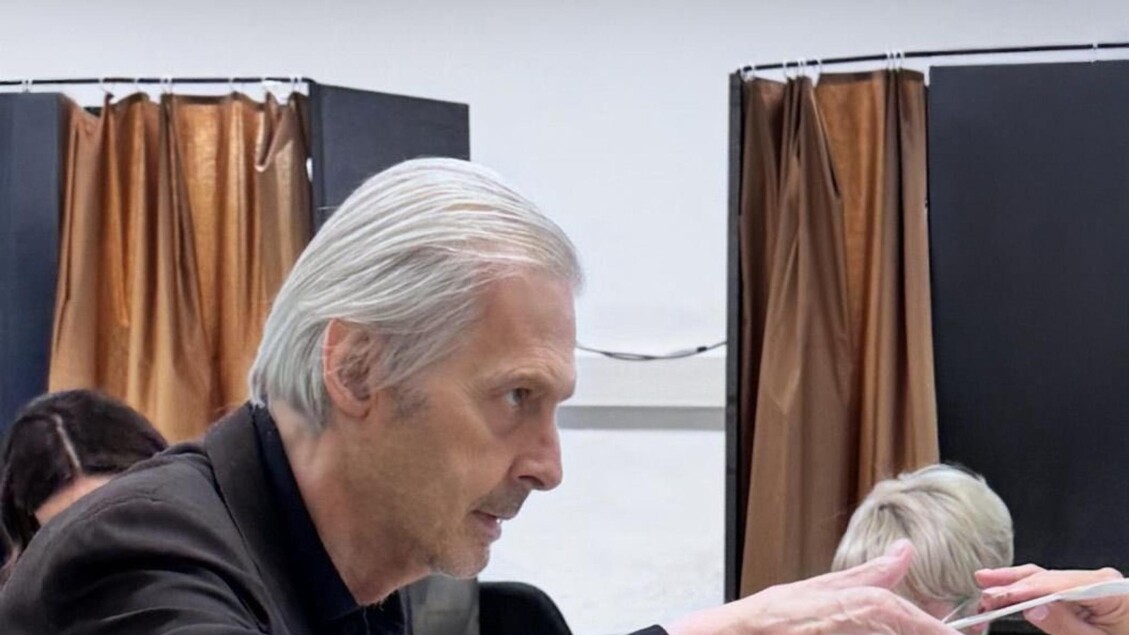 Elezioni regionali: Sgarbi si presenta al seggio dichiarando il suo legame con le Marche