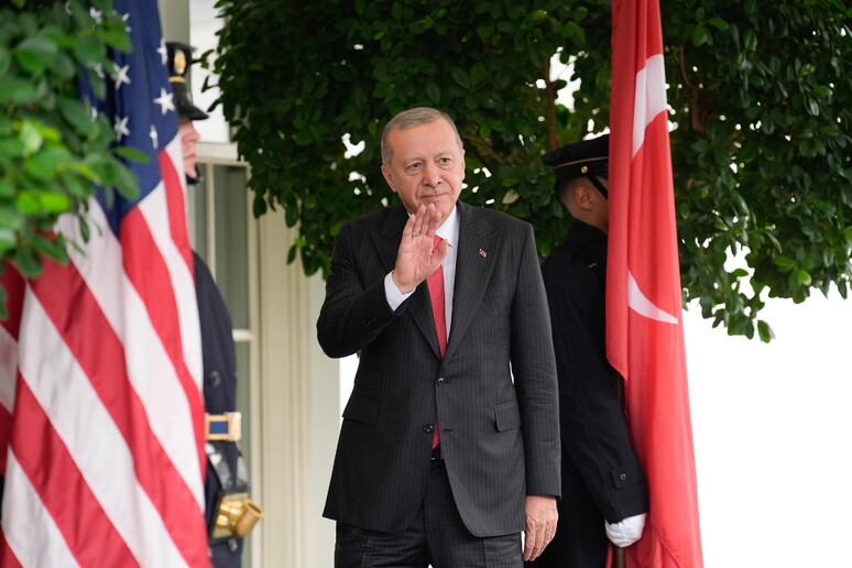 Erdogan chiede a Israele di fermare ‘immediatamente’ gli attacchi in corso