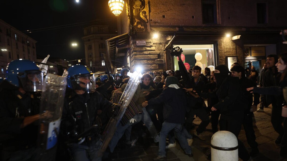Bologna: scontri e uso di idranti durante le celebrazioni pro-Pal del 7 ottobre