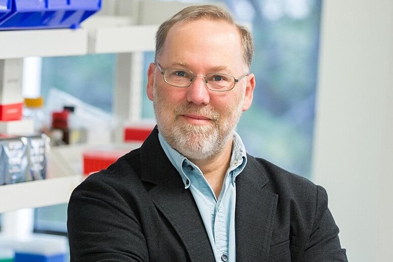 Vince il Nobel, ma il telefono è spento: la scoperta avviene tardi