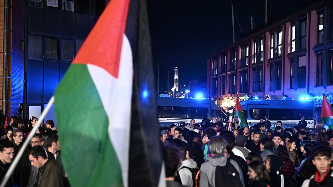 Centinaia di cittadini partecipano a una manifestazione a favore del Pal a Trieste
