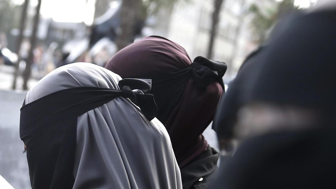 La proposta di FdI prevede il divieto del velo integrale nei luoghi pubblici con sanzioni fino a tremila euro