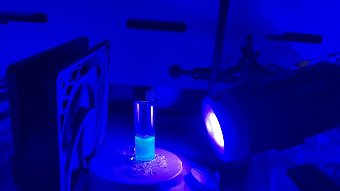 La produzione farmaceutica diventa più sostenibile grazie all’uso della luce