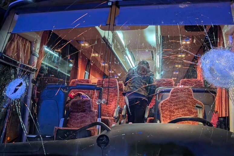 Meloni condanna l’assalto al pullman dei tifosi come inaccettabile