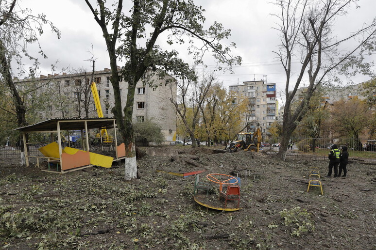 Nuovo bombardamento russo su Kiev: tre vittime e almeno 29 feriti