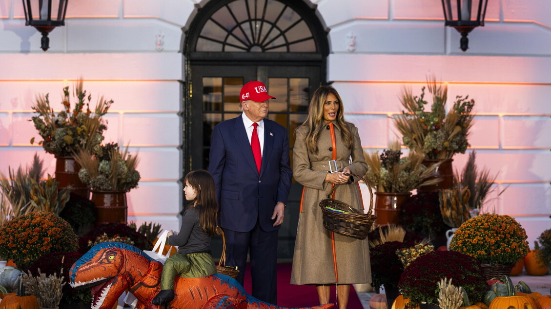Trump e Melania festeggiano Halloween con la tradizione del ‘dolcetto o scherzetto’