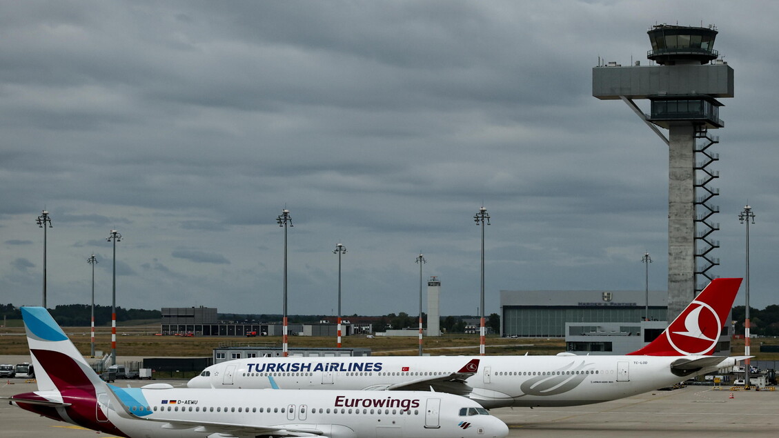 Allerta per droni all’aeroporto di Berlino, voli interrotti per due ore