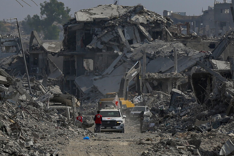 Media confermano l’identificazione dei corpi di tre soldati restituiti da Hamas