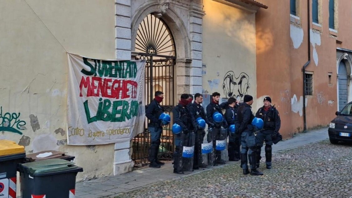 Polizia interviene per sgomberare un ex studentato occupato da antagonisti