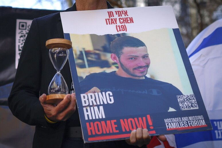 Israele, il corpo restituito appartiene all’ostaggio americano Itay Chen