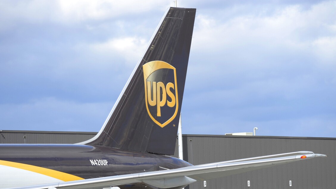 Incidente aereo negli Stati Uniti: un cargo si schianta, sette vittime e feriti