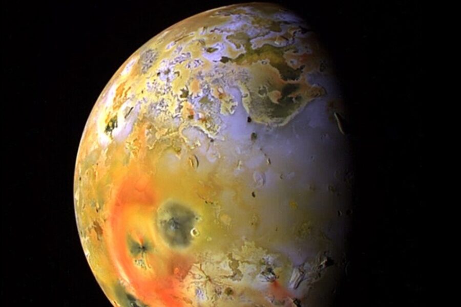 La luna di Giove, Io, genera una quantità di calore superiore alle attese