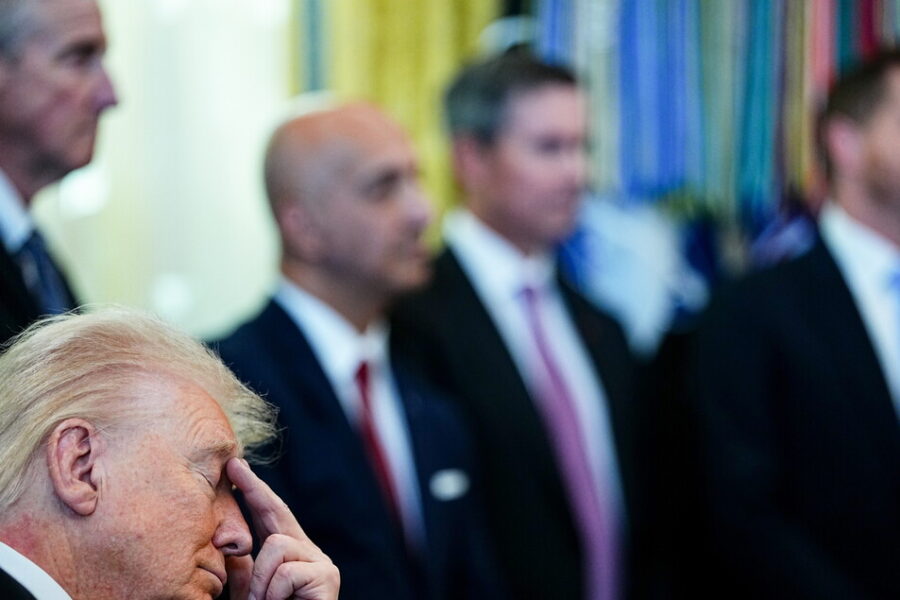 Trump si addormenta durante un evento, i Democratici ironizzano online