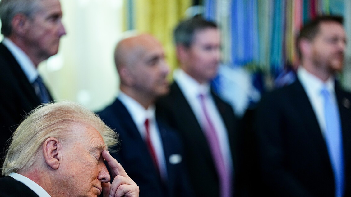 Trump si addormenta durante un evento, i Democratici ironizzano online